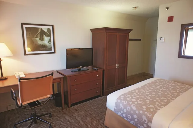 غرفة بسرير كوين، La Quinta Inn & Suites by Wyndham Stamford / New York City 6/8