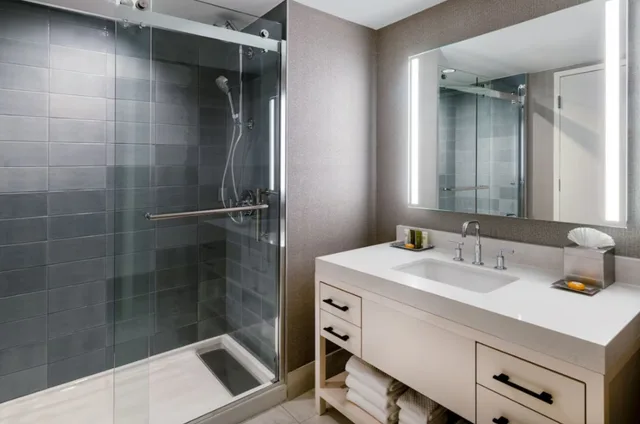 Junior Suite, King Bed, Peloton، Hilton Dallas Lincoln Centre by the Galleria 3/3