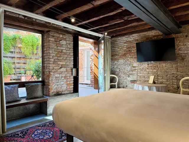 Junior Suite, Comfort, Queen Bed, Private Garden, Sofa، Avogaria Locanda Restaurant 5/9