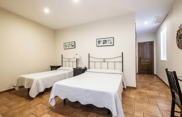 غرفة ثلاثية بثلاثة أسرّة بحمام خاص، Hostal El Pilar 4/10