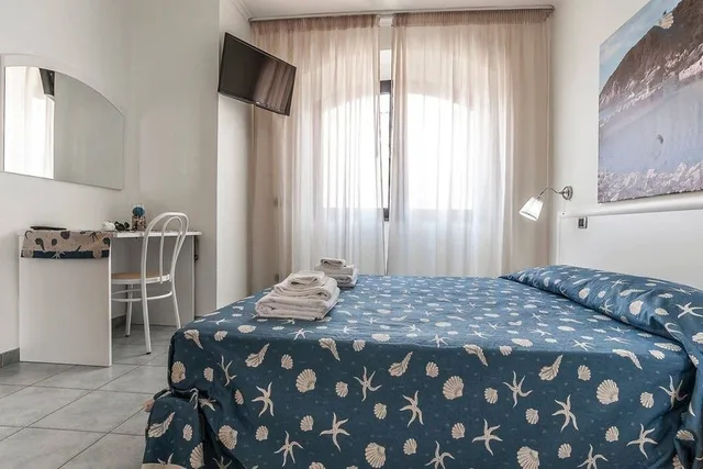 غرفة بسرير كوين، Hotel Tirreno 3/7