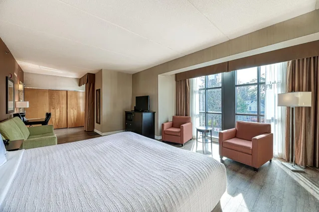 غرفة كبيرة بسرير كينج مع أريكة، Perth Parkside Inn & Spa, BW Premier Collection 3/10