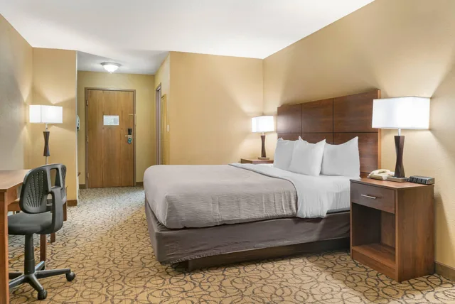 غرفة بسرير كينج، Quality Inn & Suites Manistique, MI 5/10