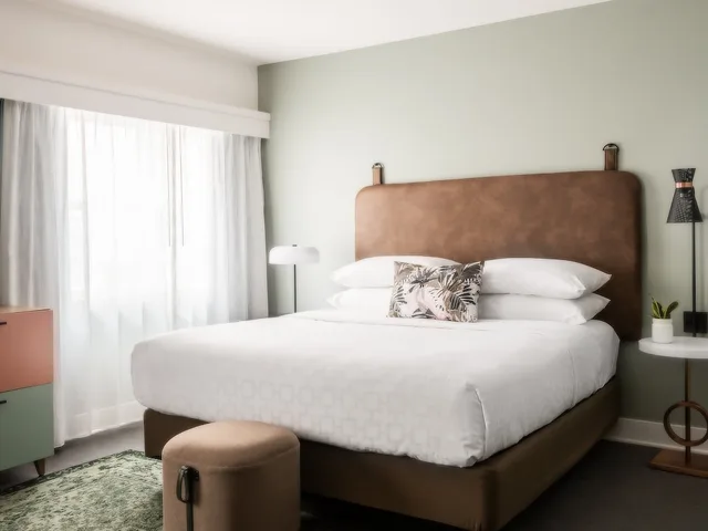 Standard, King Bed, Extra Floor Space, Sofa، Holiday Inn Express St Louis Central West End 1/2