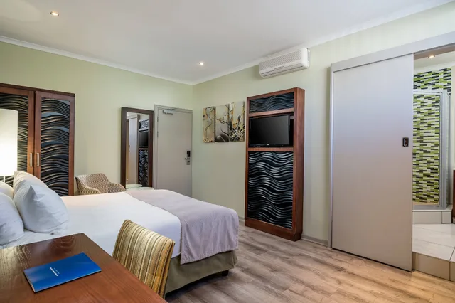 غرفة قياسية بسرير كوين، Protea Hotel By Marriott Upington 4/5