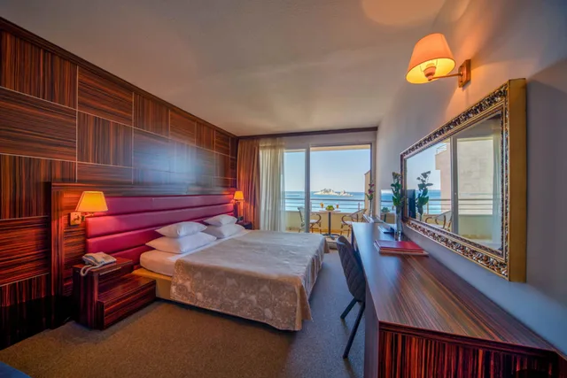 غرفة بسرير مزدوج بإطلالة على البحر، Hotel Palas 2/4