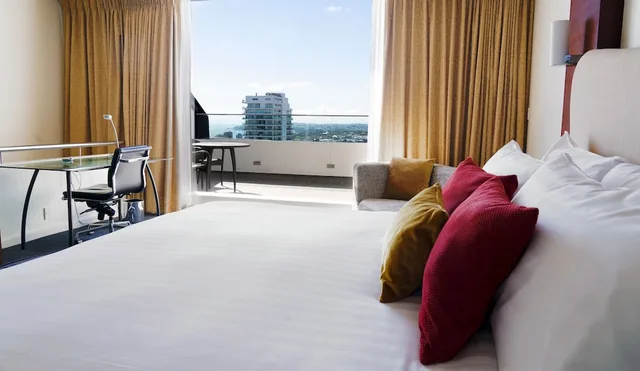 غرفة قياسية بسرير كينج بإطلالة على المدينة في طابق مرتفع، Crowne Plaza Auckland 4/6