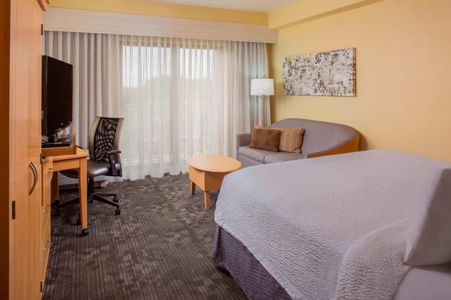 Room, King Bed, Sofa, Courtyard by Marriott Sandestin at Grand Boulevard 3/6