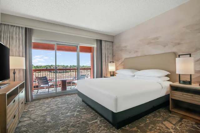 جناح بسرير كينج بشرفة، Embassy Suites by Hilton Albuquerque 1/5