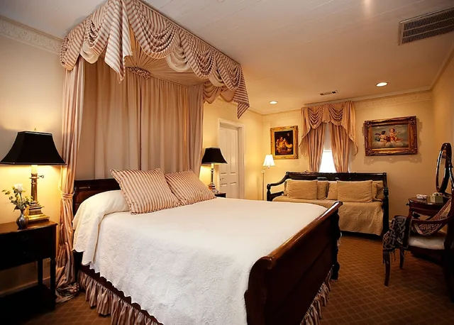 جناح ديلوكس بسرير كوين، Monmouth Historic Inns And Gardens 1/2