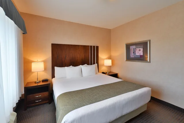 جناح بسرير كينج وسرير كوين مع أريكة بمطبخ صغير، Prestige Cranbrook Hotel, BW Premier Collection 2/5