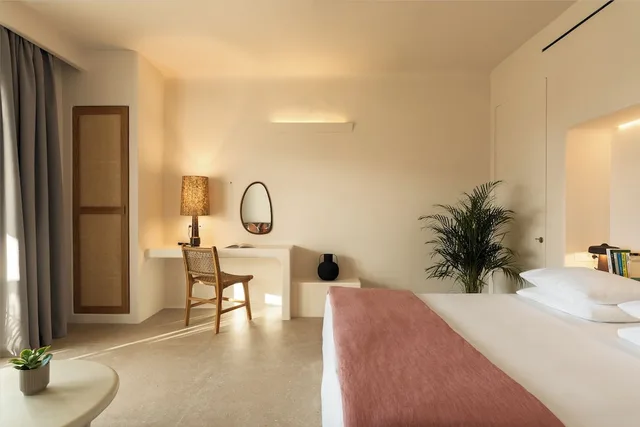جناح بسرير كينج بشرفة مع أريكة بمسبح خاص، Koukoumi Vegan Boutique Hotel 3/5
