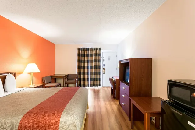Deluxe, Suite, King Bed, Motel6 Butte, MT - Historic City Center 2/6
