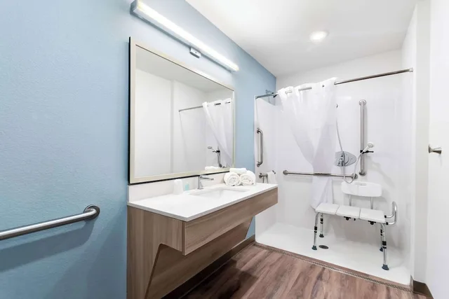 جناح استوديو بسرير كوين لذوي الإعاقة، WoodSpring Suites Pensacola West 3/4