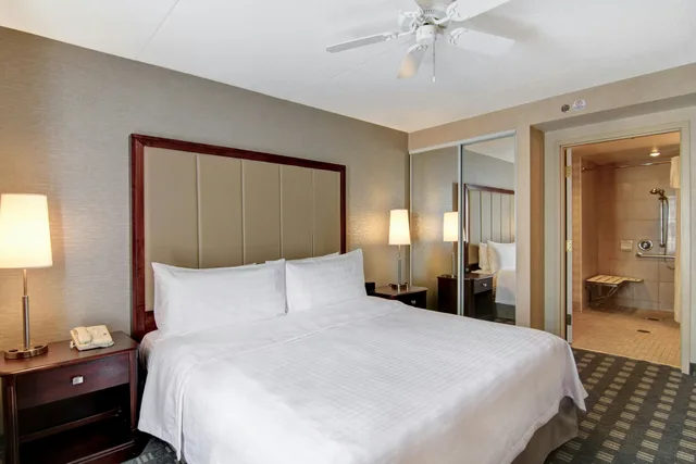 جناح بسرير كينج لذوي الإعاقة، Homewood Suites by Hilton Toronto-Oakville 1/1