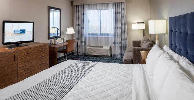 Room, King Bed, Hotel 1620 Plymouth Harbor 3/3