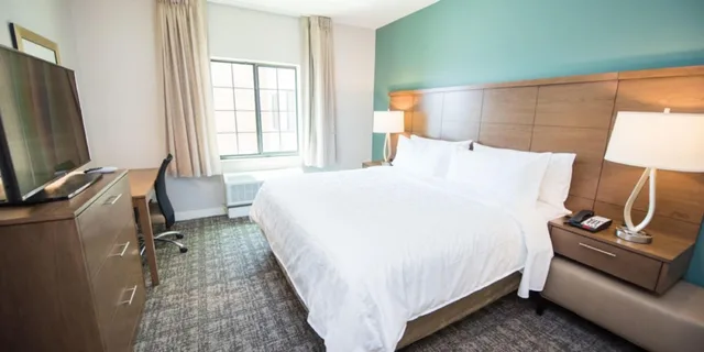 جناح بغرفتي نوم مع أريكة، Staybridge Suites Houston East - Baytown 2/4