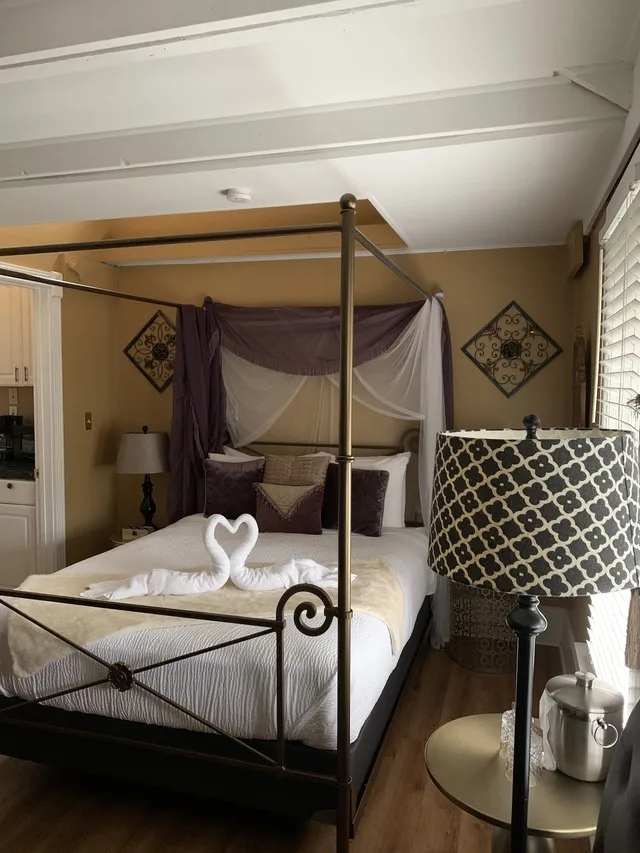 جناح كومفورت بسرير كوين بإطلالة على الفناء بحوض جاكوزي، Peace and Plenty Inn B&B 1/5