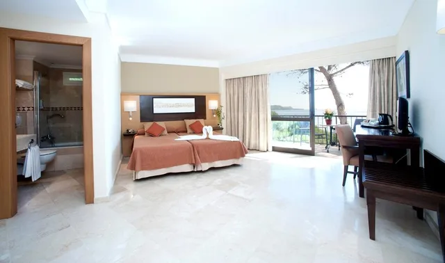 غرفة بسرير مزدوج أو سريرين منفصلين بإطلالة على البحر، Grupotel Aguait Resort & Spa - Adults Only 2/2