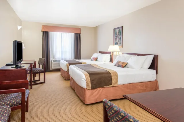 جناح استوديو بسرير كوين، Ramada By Wyndham Lloydminster 3/10