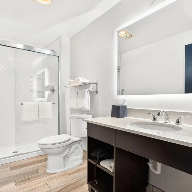 جناح بسرير كوين بإطلالة على النهر، Holiday Inn Clarkston - Lewiston 4/5