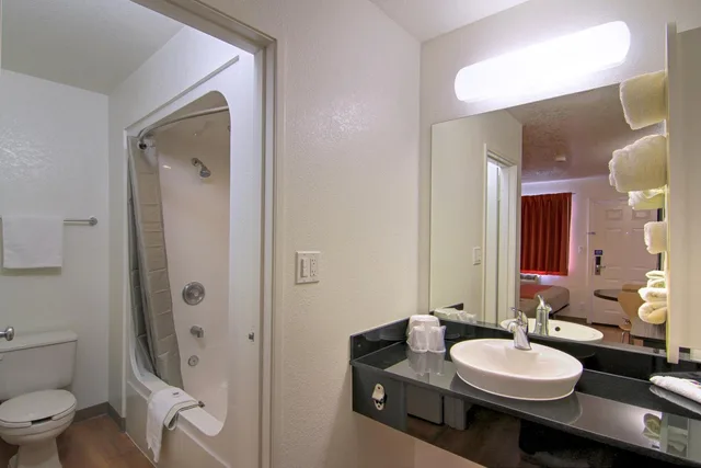 1 Full Bed ADA/RI Shower/Micfridge، Motel6 Scottsdale, AZ - Old town Scottsdale/Fashion Square 6/10