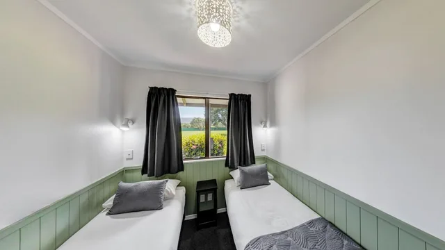 2 Bedrooms, Motel, Queen and Twin Beds، Wellington Top 10 Holiday Park 4/5