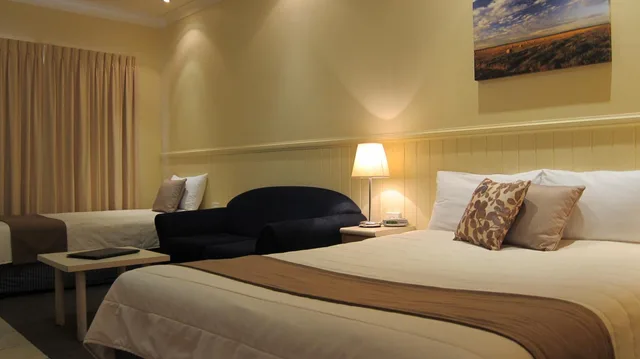 Suite, 1 Queen and 1 Single Bed, DALBY MID TOWN MOTOR INN 1/2