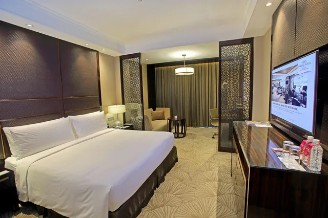 غرفة بسرير كينج بإطلالة على المسبح، Crowne Plaza New Delhi Mayur Vihar Noida 1/3