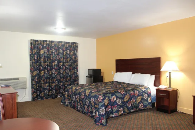 غرفة بسرير كوين بجاكوزي، Passport Inn And Suites 1/2
