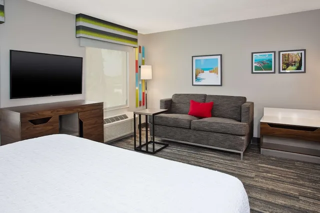استوديو بسرير كينج مع أريكة لذوي الإعاقة، Hampton Inn & Suites - Cape Coral/Fort Myers Area, FL 4/6
