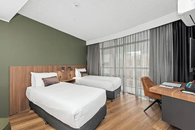 غرفة عائلية بسرير كوين وسريرين منفصلين، Madison Hotel Tower Mill 4/10