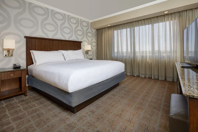 King Suite (Reduced Mobility) - [1]، Embassy Suites by Hilton San Diego La Jolla 1/4