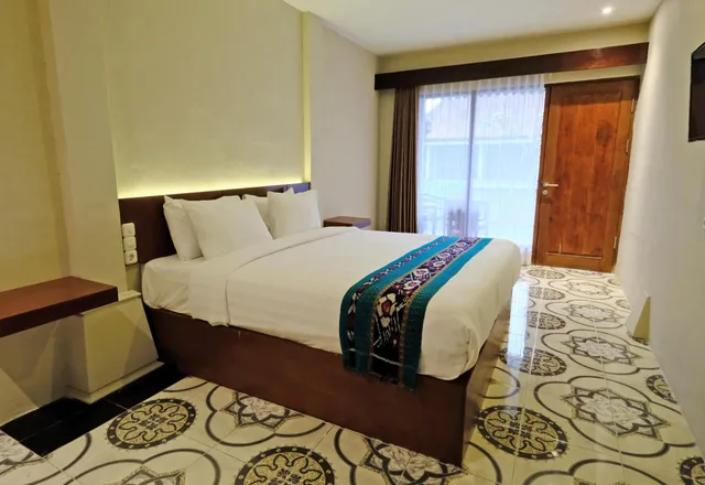 غرفة بسرير مزدوج بإطلالة على المسبح، The Nalaya Hotel & Resto 2/8