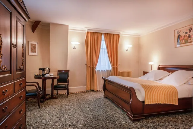 غرفة ديلوكس بسرير كينج، L Hotel de Beaune 3/3
