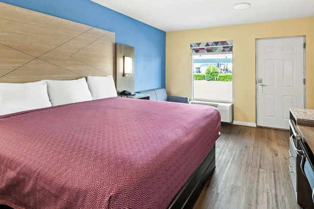 غرفة بسرير كينج لذوي الإعاقة، Rodeway Inn Oxford, AL 1/4