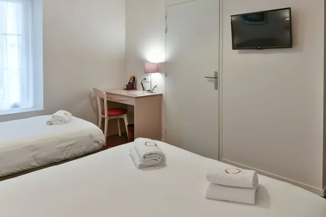 غرفة عائلية بسرير مزدوج وسريرين منفصلين، Inter Hotel Le Roncevaux 1/2