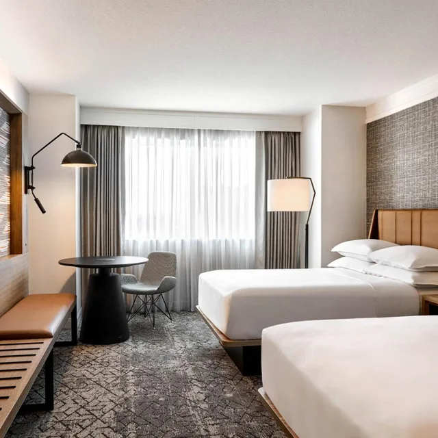 غرفة تقليدية بسريرين مزدوجين بإطلالة على المدينة في طابق منخفض، Sheraton Phoenix Downtown 1/4
