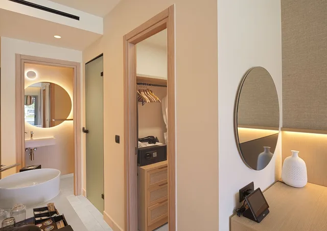 Deluxe, Double Bed, Pool View, Shared Pool، MERAVIA Leonardo Limited Edition 7/10