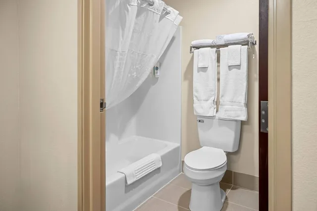 جناح بسرير كينج بمنطقة جلوس، Comfort Suites Grandville Grand Rapids Sw 4/8