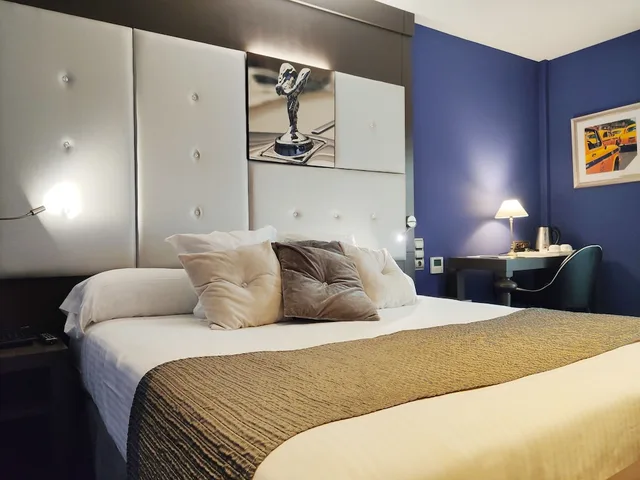 جناح جونيور بسرير كوين مع أريكة بحوض جاكوزي، Costa Esmeralda Suites 1/5