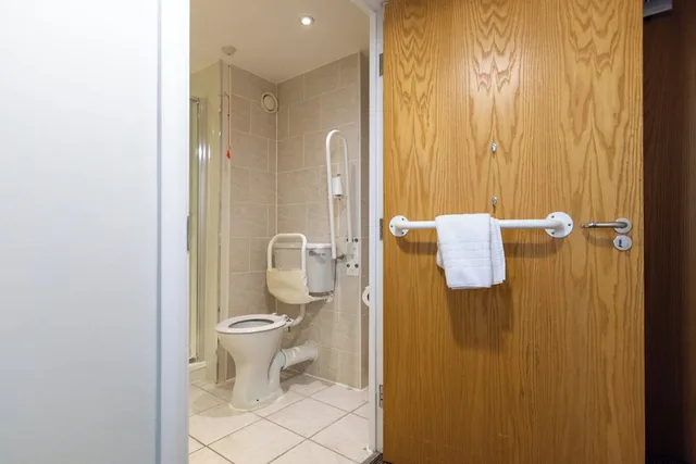 غرفة قياسية بسرير كينج لذوي الإعاقة، HOLIDAY INN LIVERPOOL 6/7