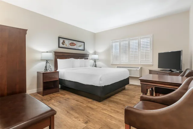 2 Bedrooms, Suite, King and Queen Bed, 1.5 Bathrooms، Best Western Rose Garden Inn 4/8