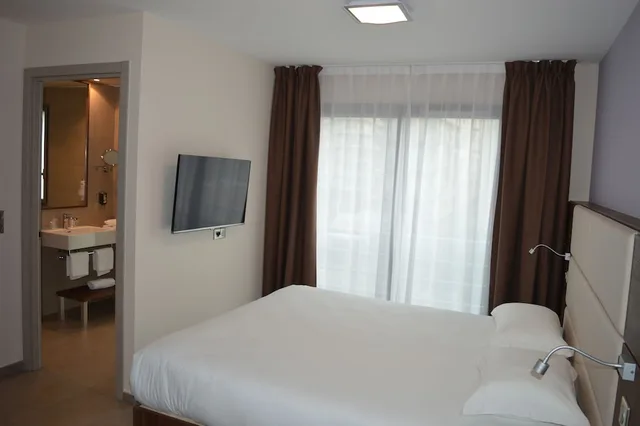 غرفة سوبيريور بسرير مزدوج بإطلالة على الجبل، Hotel Port Toga 1/3