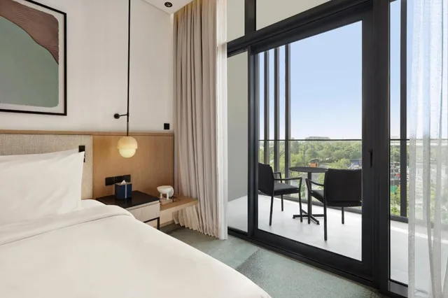 Deluxe Room Twin Boulevard View with Balcony، Vida Aljada 5/6