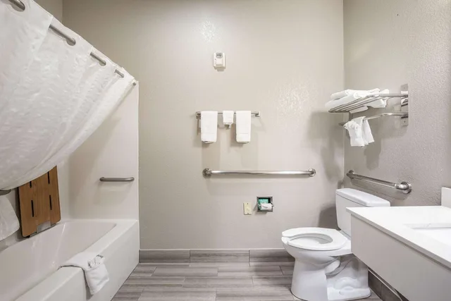 غرفة بسريرين كوين لذوي الإعاقة، Quality Inn & Suites Lodi I-90 3/3
