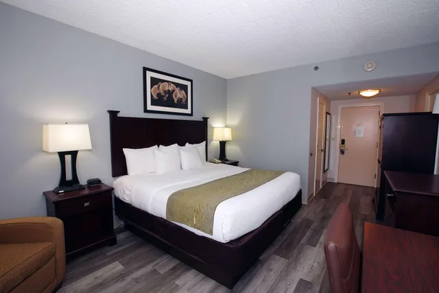 غرفة بسرير كينج بحوض جاكوزي، Best Western Paramus Hotel & Suites 4/9