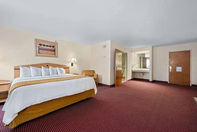 Room, King Bed, Accessible, Americinn By Wyndham Denver Airport 2/4