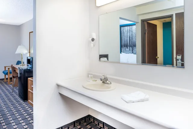 غرفة بسريرين مزدوجين للمدخنين، Super 8 By Wyndham Lincoln West 4/4