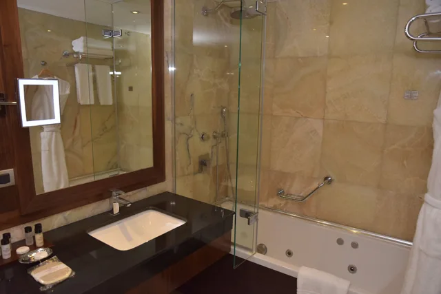 غرفة بريميوم بسريرين منفصلين، Crowne Plaza Istanbul Harbiye Hotel 8/10